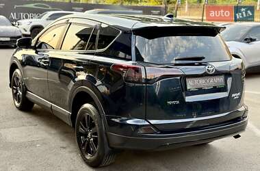 Позашляховик / Кросовер Toyota RAV4 2017 в 