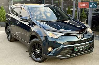 Позашляховик / Кросовер Toyota RAV4 2017 в 