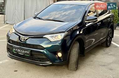 Позашляховик / Кросовер Toyota RAV4 2017 в 