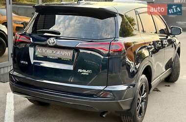 Позашляховик / Кросовер Toyota RAV4 2017 в 