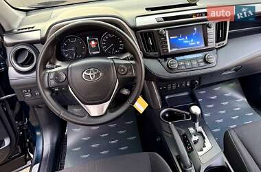 Позашляховик / Кросовер Toyota RAV4 2017 в 
