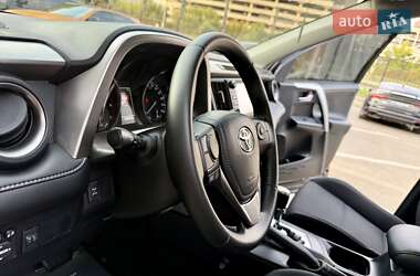 Позашляховик / Кросовер Toyota RAV4 2017 в 