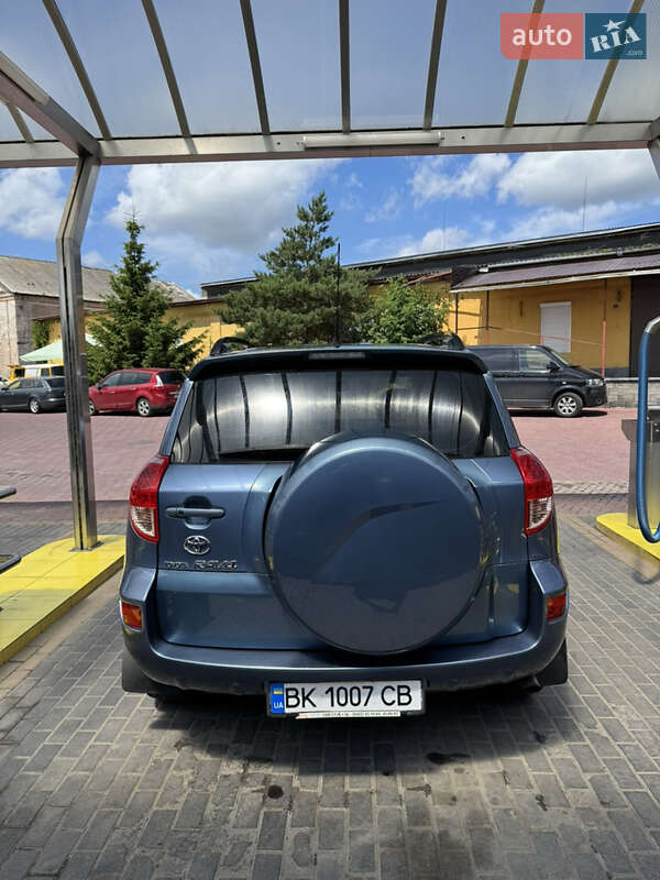 Внедорожник / Кроссовер Toyota RAV4 2008 в Ровно