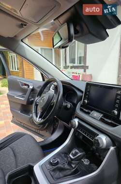 Внедорожник / Кроссовер Toyota RAV4 2021 в 