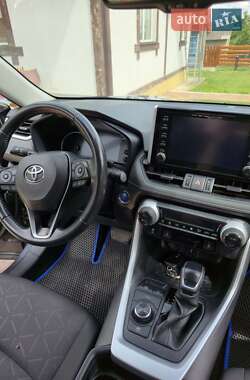 Внедорожник / Кроссовер Toyota RAV4 2021 в 