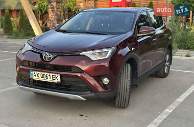 Позашляховик / Кросовер Toyota RAV4 2016 в 