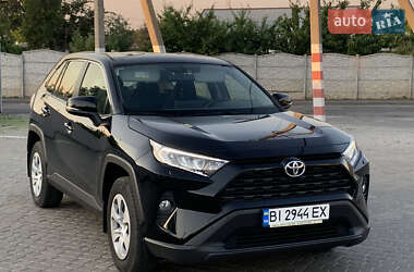 Позашляховик / Кросовер Toyota RAV4 2020 в 