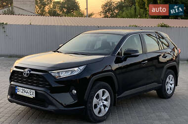 Позашляховик / Кросовер Toyota RAV4 2020 в 