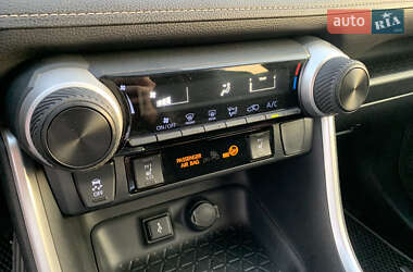 Позашляховик / Кросовер Toyota RAV4 2020 в 