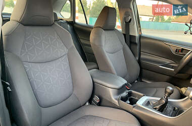 Позашляховик / Кросовер Toyota RAV4 2020 в 