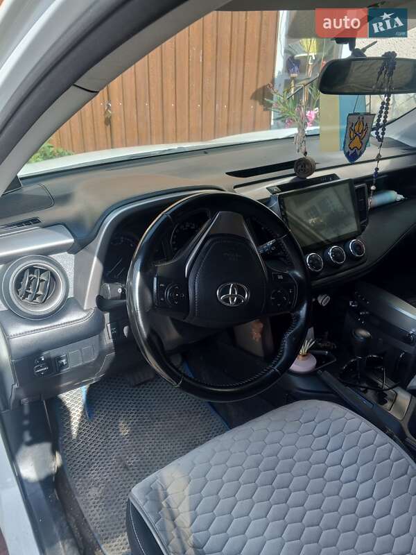 Позашляховик / Кросовер Toyota RAV4 2017 в Тячеві
