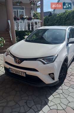 Внедорожник / Кроссовер Toyota RAV4 2017 в Тячеве
