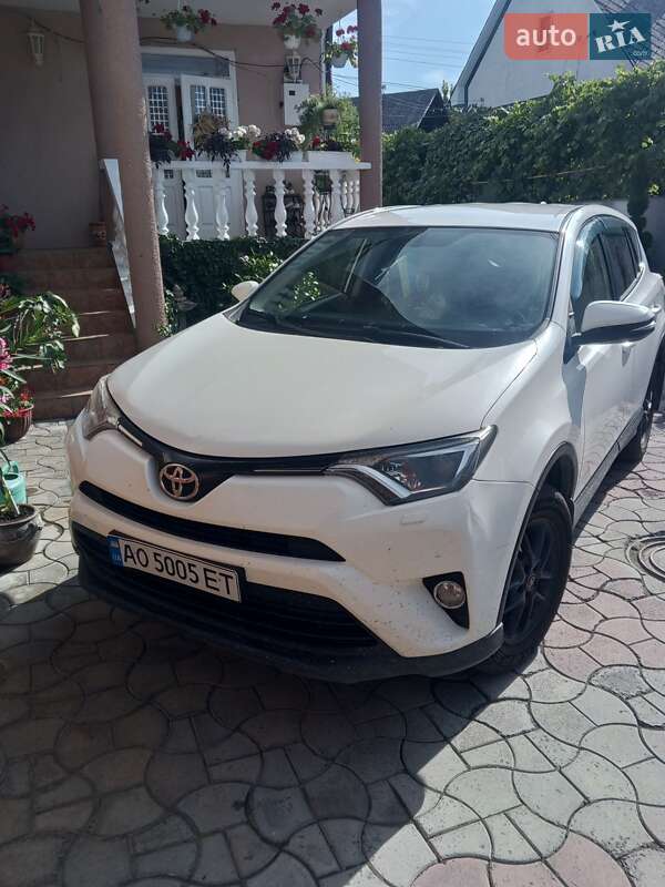 Позашляховик / Кросовер Toyota RAV4 2017 в Тячеві