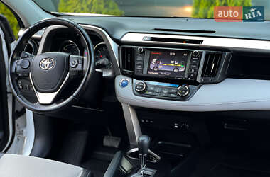 Внедорожник / Кроссовер Toyota RAV4 2016 в 