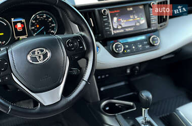Внедорожник / Кроссовер Toyota RAV4 2016 в 