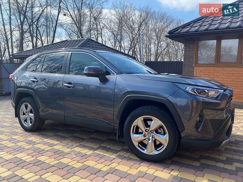 Внедорожник / Кроссовер Toyota RAV4 2020 в Киеве