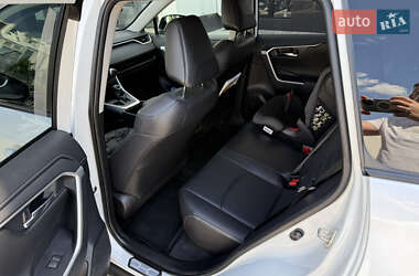 Позашляховик / Кросовер Toyota RAV4 2023 в 