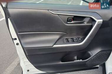 Позашляховик / Кросовер Toyota RAV4 2022 в 