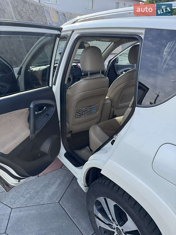 Внедорожник / Кроссовер Toyota RAV4 2010 в Городке