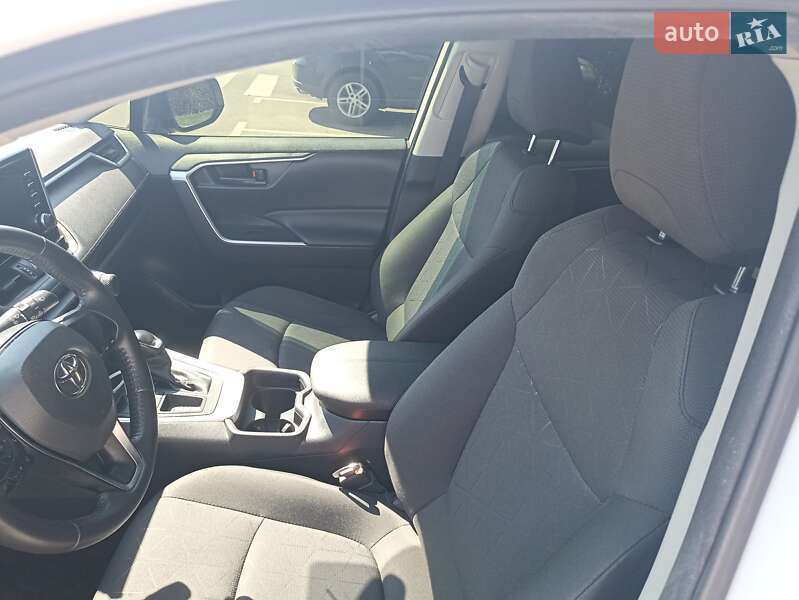 Внедорожник / Кроссовер Toyota RAV4 2020 в Киеве