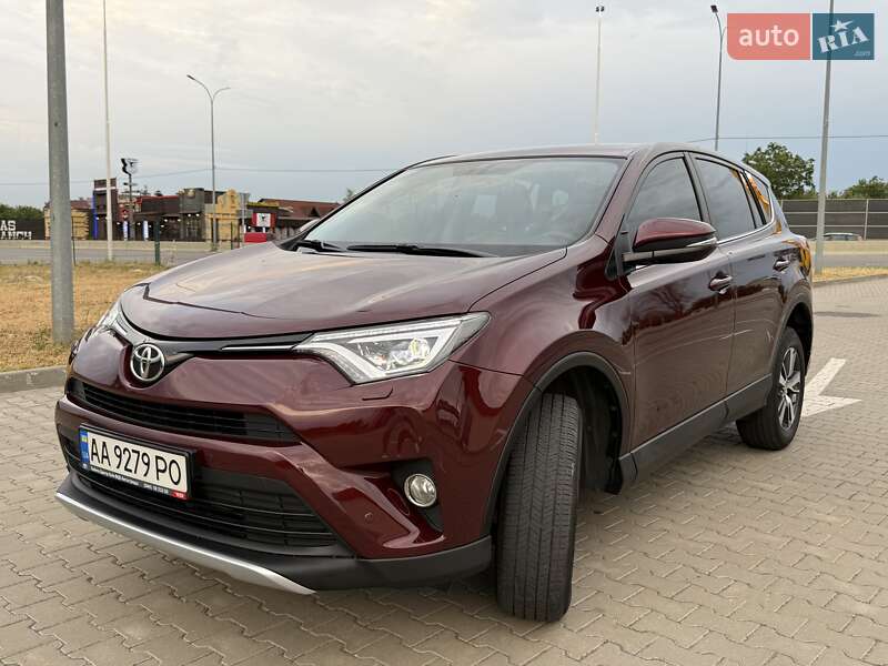 Внедорожник / Кроссовер Toyota RAV4 2017 в Киеве