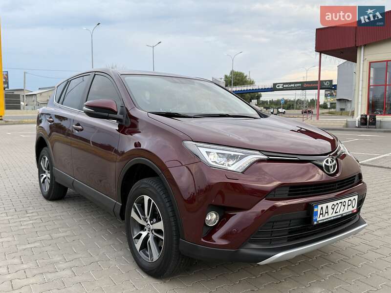 Внедорожник / Кроссовер Toyota RAV4 2017 в Киеве