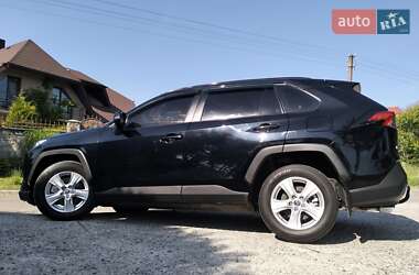 Позашляховик / Кросовер Toyota RAV4 2021 в Рівному