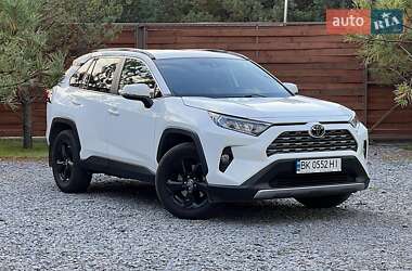 Внедорожник / Кроссовер Toyota RAV4 2021 в Ровно
