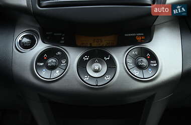 Позашляховик / Кросовер Toyota RAV4 2012 в 