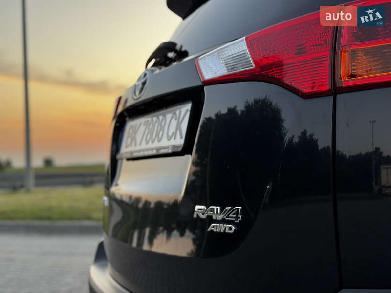 Внедорожник / Кроссовер Toyota RAV4 2015 в Радивилове