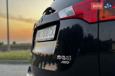 Внедорожник / Кроссовер Toyota RAV4 2015 в 