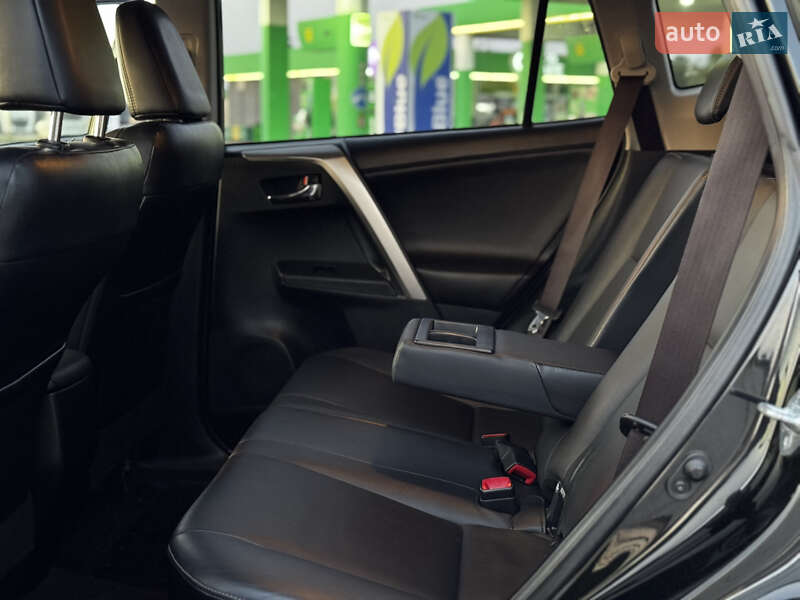Внедорожник / Кроссовер Toyota RAV4 2015 в Радивилове