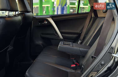 Внедорожник / Кроссовер Toyota RAV4 2015 в 
