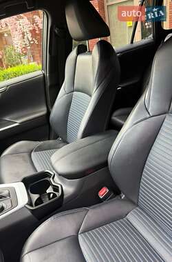 Внедорожник / Кроссовер Toyota RAV4 2020 в 