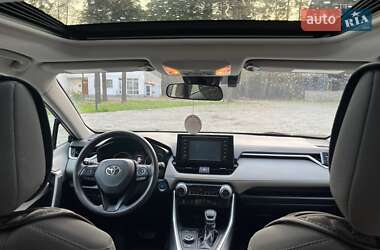 Внедорожник / Кроссовер Toyota RAV4 2019 в 