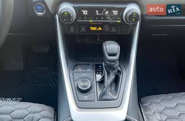 Внедорожник / Кроссовер Toyota RAV4 2019 в 