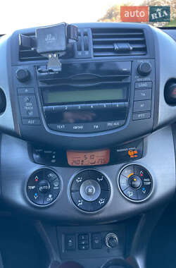 Позашляховик / Кросовер Toyota RAV4 2010 в 