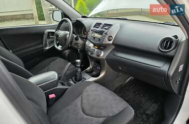 Внедорожник / Кроссовер Toyota RAV4 2011 в 