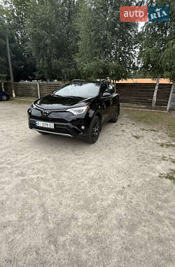 Позашляховик / Кросовер Toyota RAV4 2018 в 