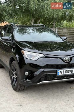 Позашляховик / Кросовер Toyota RAV4 2018 в 