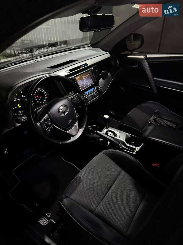 Внедорожник / Кроссовер Toyota RAV4 2017 в Ровно