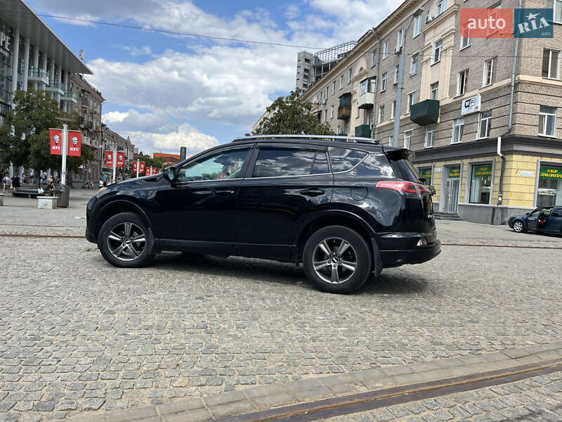 Позашляховик / Кросовер Toyota RAV4 2016 в Дніпрі