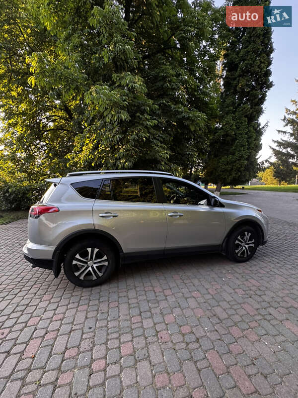 Позашляховик / Кросовер Toyota RAV4 2017 в Ромнах