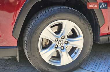 Внедорожник / Кроссовер Toyota RAV4 2019 в 