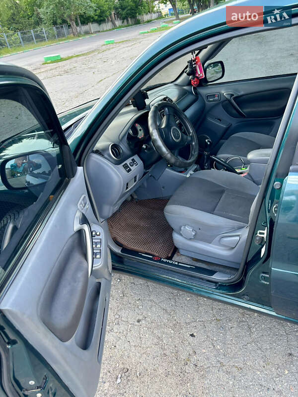Внедорожник / Кроссовер Toyota RAV4 2000 в Чугуеве
