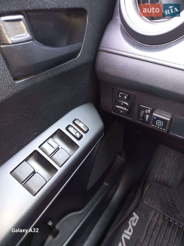 Позашляховик / Кросовер Toyota RAV4 2016 в Дніпрі