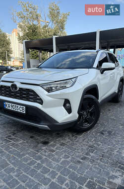 Внедорожник / Кроссовер Toyota RAV4 2021 в Киеве