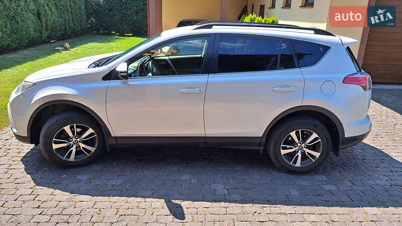 Внедорожник / Кроссовер Toyota RAV4 2016 в Ужгороде