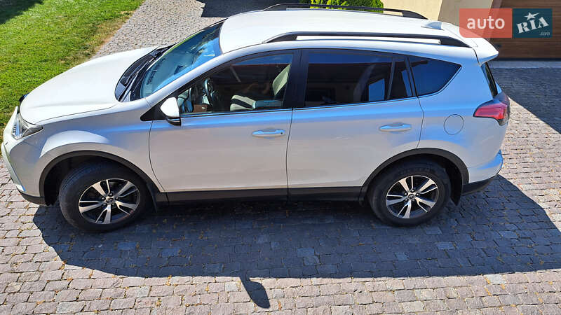 Внедорожник / Кроссовер Toyota RAV4 2016 в Ужгороде