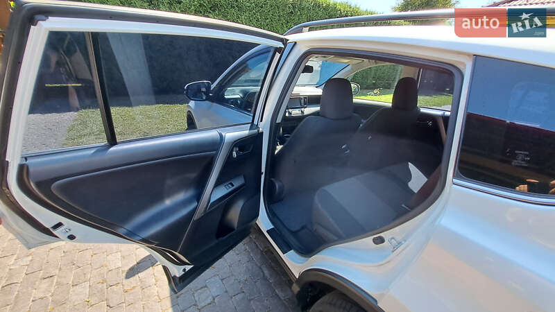 Внедорожник / Кроссовер Toyota RAV4 2016 в Ужгороде